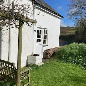 Rural Devon Retreat In Stunning Exe Valley. Apartment